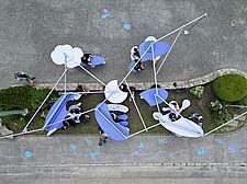 Foto einer Installation aus Stangen und wolkenähnlichen Flächen vor der Schule