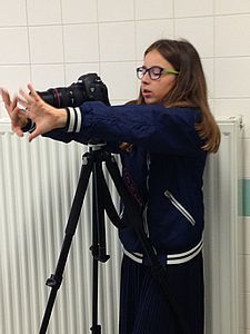 Foto einer Schülerin, die mit der Filmkamera arbeitet