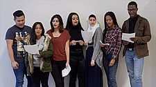 Foto von sieben SchülerInnen beim Singen