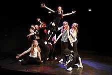 Foto von Schülerinnen, die auf der Bühne posieren